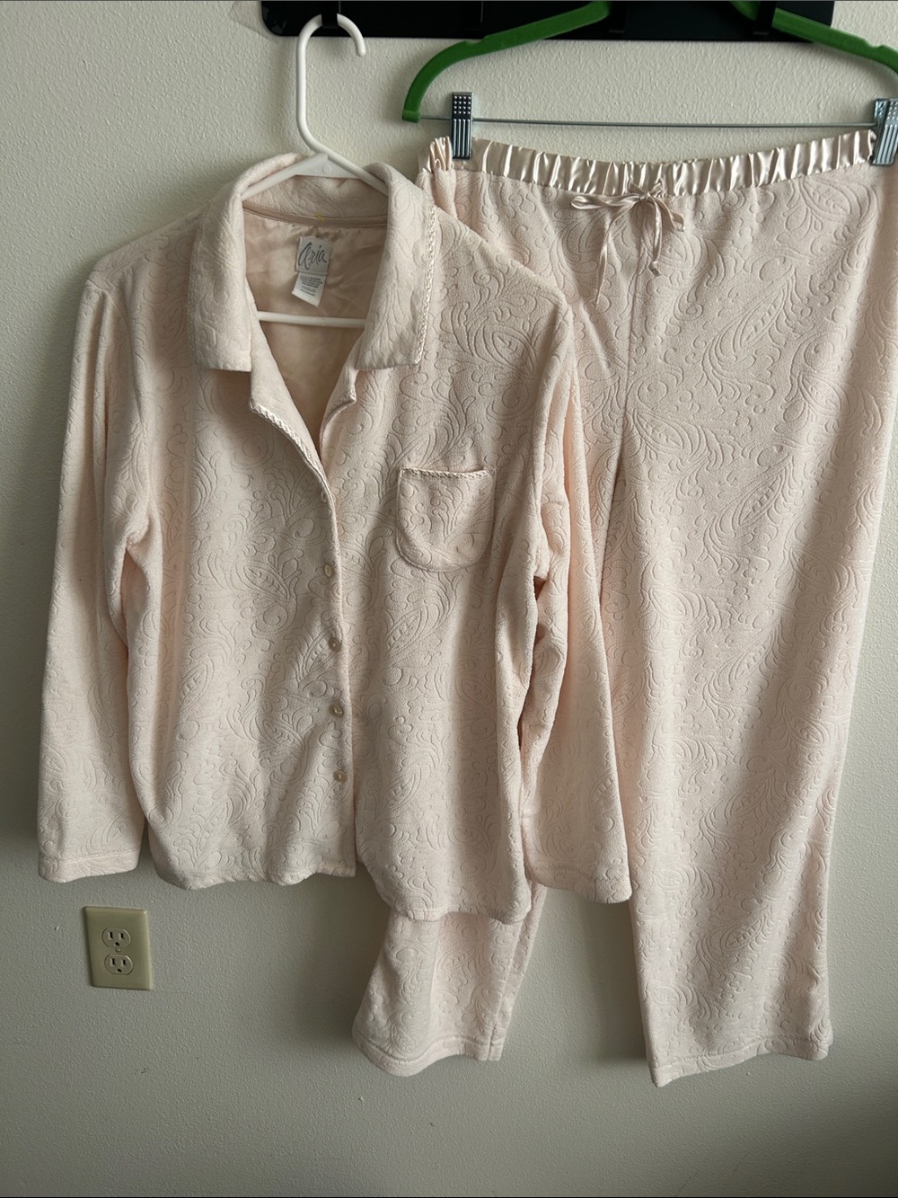 2 Piece Aria Cream Cozy Comfy Quilted Plush Button-Up Pajama Top/Bottom Set : M